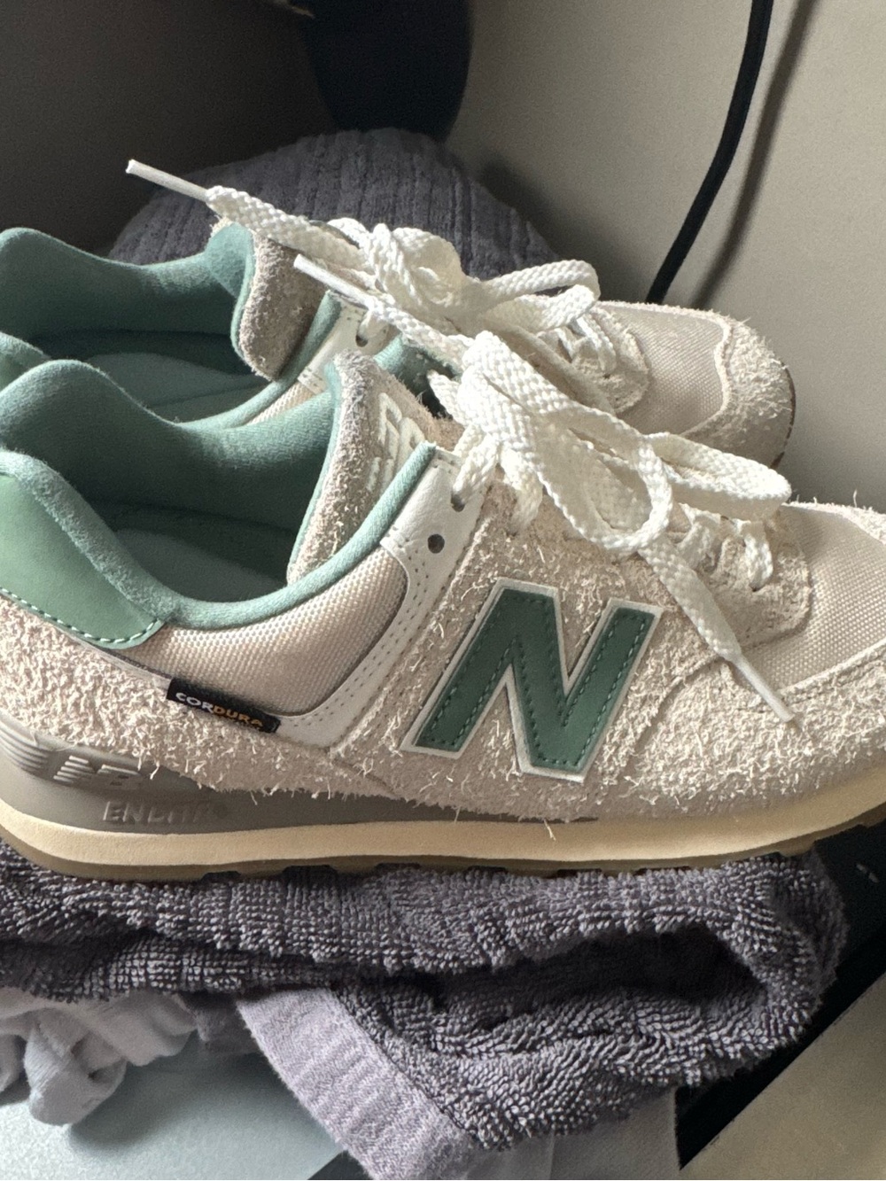 New Balance 574 Cream & Green Retro Sneakers - Picture 4 of 4